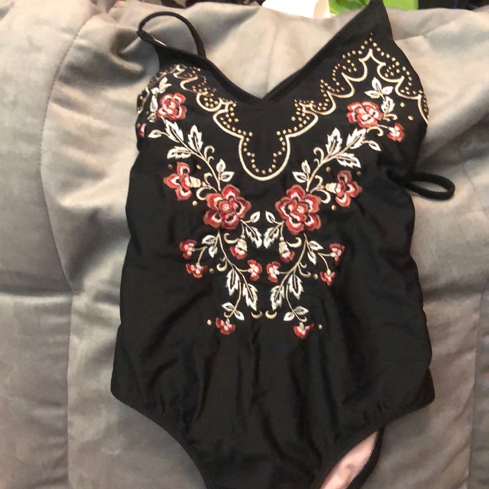 Black floral xhilaration swim suit